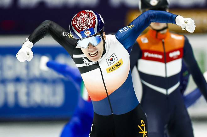 1500m 결승에서 황대헌이 가장 먼저 결승선을 통화한 뒤 세리머니하고 있다. 그러나 박지원에게 저지른 반칙이 인정돼 페널티를 받았다. /EPA 연합뉴스