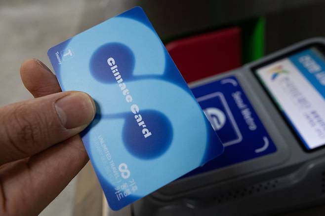 서울 여의도역에서 한 시민이 기후동행카드를 단말기에 태그하고 있다. /뉴스1