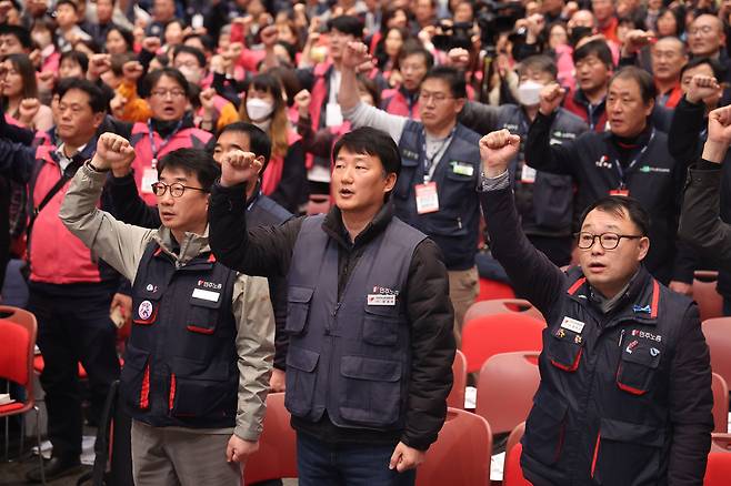 18일 경기도 고양시 킨텍스에서 열린 전국민주노동조합총연맹 제80차 임시대의원대회에서 양경수 위원장(앞줄 가운데)이 임을 위한 행진곡을 부르고 있다. /연합뉴스