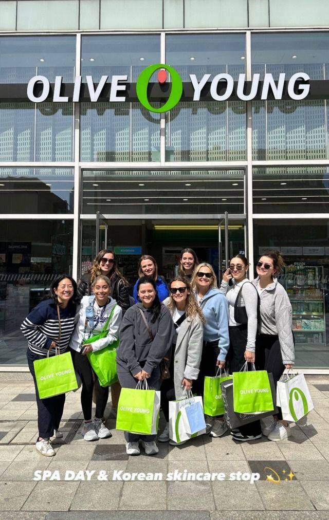 LA다저스 선수단 아내들이 17일 서울 강남구에 위치한 CJ올리브영 언주역점 앞에서 기념촬영을 하고 있다. /인스타그램 캡처