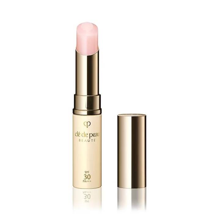 끌레드뽀 보떼 UV 프로텍티브 립 트리트먼트 SPF30 PA+++ - 미끄러지듯 발리며 인체 적용 시험으로 한 번 바르면 10시간, 덧바르면 24시간 보습 효과를 인증한 자외선 차단 기능성 립밤. 4g 7만2천원.