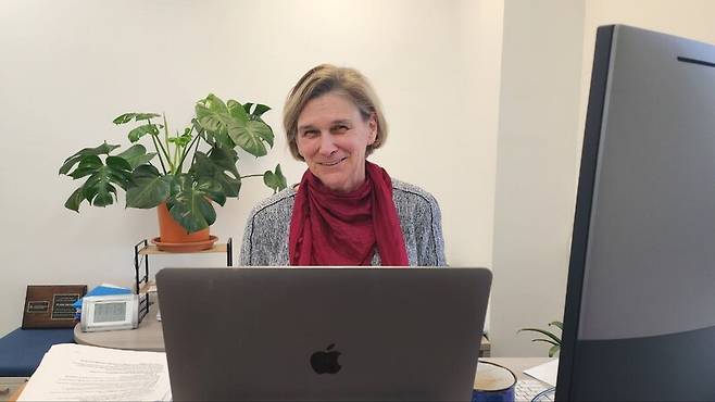 리슬 포크스 ‘애리조나 반도체 교육센터’ 부학장이 23일 투산의 애리조나대학 내 센터 사무실에서 한겨레와 인터뷰를 하고 있다. 옥기원 기자