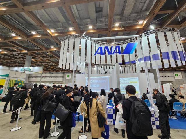 일본 취업 준비생들이 9일 취업 사이트 마이나비 주최로 도쿄 국제전시장 빅사이트에서 열린 취업박람회에서 일본 항공사 ANA 부스를 구경하고 있다. 도쿄=류호 특파원