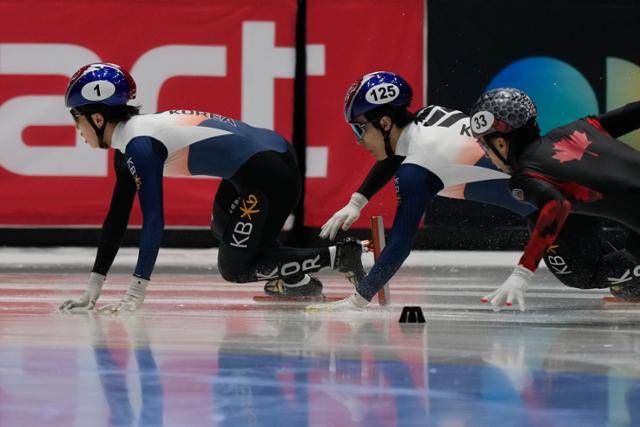 박지원(왼쪽)이 17일(현지시각) 네덜란드 로테르담 아호이 아레나에서 열린 2024 국제빙상경기연맹(ISU) 세계 쇼트트랙 선수권대회 남자 1000m 결승 경기 중 황대헌의 반칙으로 중심을 잃고 있다. 로테르담=AP/뉴시스
