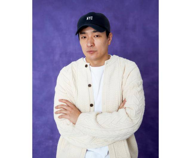 18일 서울 종로구에서 위치한 한 카페에서 넷플릭스 오리지널 '닭강정'을 연출한 이병헌 감독은 본지와 만나 다양한 이야기를 나눴다. '닭강정'은 의문의 기계에 들어갔다가 닭강정으로 변한 딸 민아(김유정)를 되돌리기 위한 아빠 선만(류승룡)과 그녀를 짝사랑하는 백중(안재홍)의 신계(鷄)념 코믹 미스터리 추적극이다. 넷플릭스 제공