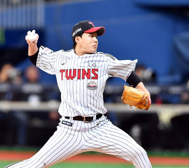 18일 서울 고척스카이돔에서 열린 ‘메이저리그 월드투어 서울 시리즈 2024’ 샌디에이고 파드리스와 LG 트윈스의 경기. LG 선발 임찬규가 역투하고 있다. 고척돔=정시종 기자