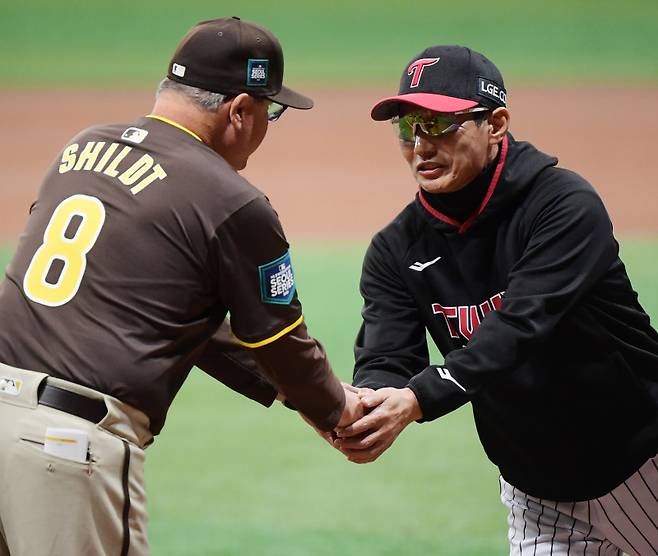 18일 서울 고척스카이돔에서 열린 ‘메이저리그 월드투어 서울 시리즈 2024’ 샌디에이고 파드리스와 LG 트윈스의 경기. 쉴트 감독과 염경엽 감독이 악수하고 있다.고척돔=정시종 기자