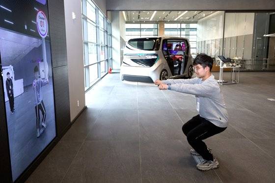 인공지능 스쿼트 체험을 하는 이정한 학생기자. 운동 자세가 바르다고 판단하면 운동 횟수를 세고 소비된 칼로리까지 계산해주지만, 바르지 않은 자세로 운동하면 카운팅 해주지 않는다.