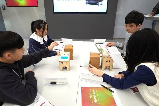 미니카를 움직이며 미니카에 탑재된 센서 작동을 확인하고 있다. 바퀴의 회전 정도와 3가지 방향의 거리 센서 결괏값을 계산하면 미니카의 이동경로와 지도의 모양을 알아낼 수 있다.