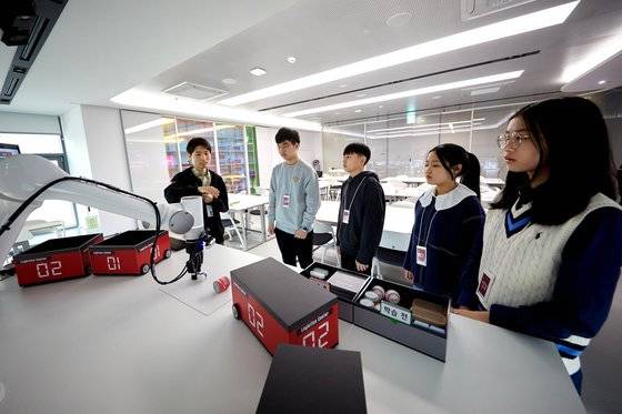 AI 피킹 로봇을 이용해 콜라를 학습시켜 여러 캔 중에서 콜라만 집어 지정한 장소에 옮기는 데 성공한 소중 학생기자단. 양품인지 불량품인지 판단하는 것, 물건을 구분하고 옮기는 것 등을 설정할 수 있다.