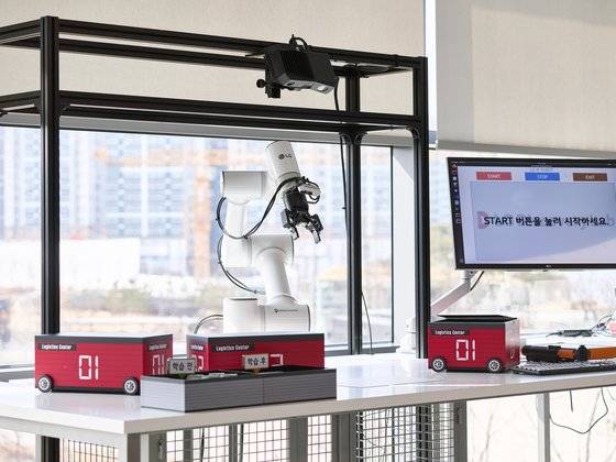 물체가 어떤 위치에 어떤 각도로 있는지까지 인식해 로봇팔로 물건을 원하는 위치까지 옮겨주는 AI 피킹 로봇.