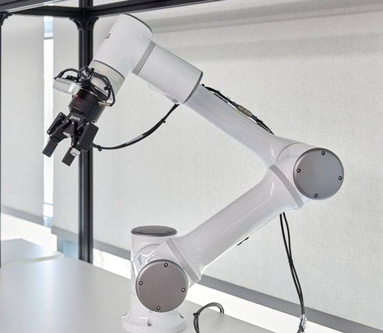 AI 피킹 로봇을 이용해 콜라를 학습시켜 여러 캔 중에서 콜라만 집어 지정한 장소에 옮기는 데 성공한 소중 학생기자단. 양품인지 불량품인지 판단하는 것, 물건을 구분하고 옮기는 것 등을 설정할 수 있다.