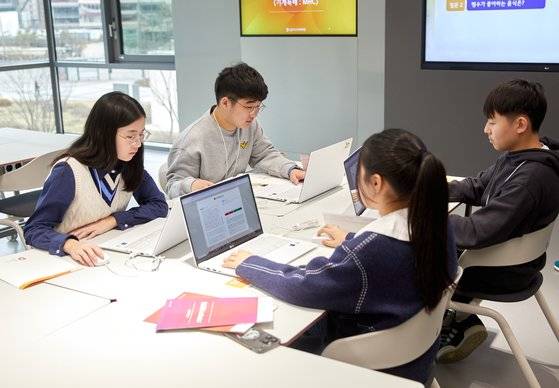 MRC 시스템에 접속해 글을 넣고, 질문하고 버튼을 누르면 그 글을 읽고 바로 답변을 해주는 것을 체험할 수 있다.