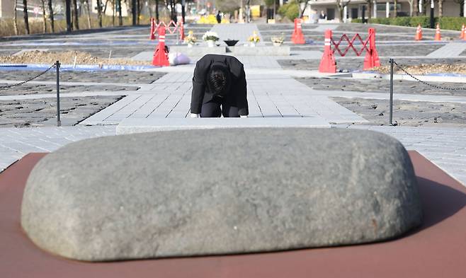 더불어민주당 양문석 경기 안산갑 후보가 18일 오전 경남 김해시 진영읍 봉하마을 노무현 전 대통령 묘역을 참배하고 있다. 연합뉴스