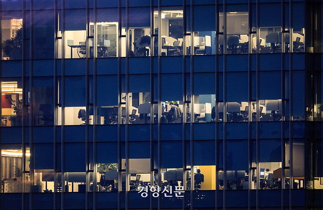 지난 12일 서울 종로구 세종로 일대에 위치한 한 건물 창문에 밤 늦은 시간까지 불이 켜져 있다. 이준헌 기자