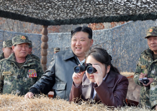 North Korean leader Kim Jong Un led a drill for the Korean People‘s Army’s Airborne Land Cavalry on Friday, the Korean Central News Agency (KCNA) reported on Saturday. Kim‘s daughter, Joo Ae, watches the unit’s drill through binoculars. Yonhap