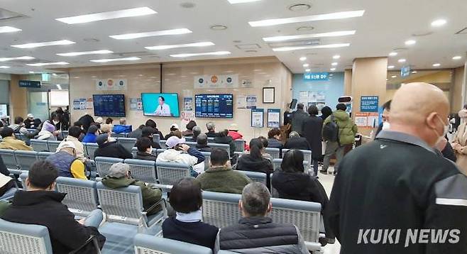 전공의 집단사직에 따른 혼란이 한 달째 이어지는 가운데 서울의 한 대형병원이 환자와 보호자들로 붐비고 있다. 사진=곽경근 대기자