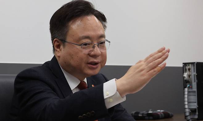 조규홍 보건복지부 장관이 18일 전공의들의 병원 이탈로 인한 의료대란 한 달째를 맞아 가진 매일경제신문과의 인터뷰에서 "2000명 증원이라는 숫자와 원칙에는 변동이 없다"고 강조했다. 이승환 기자