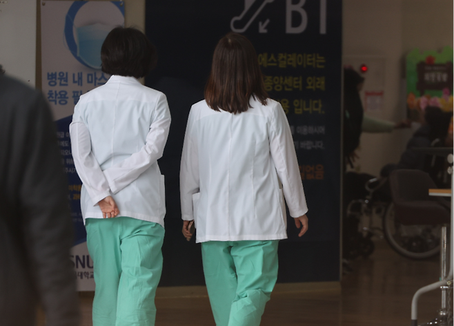 18일 서울 시내 한 대학병원에서 의료진이 걸어가고 있다. 전공의 집단사직으로 벌어진 의료대란이 한 달간 이어지는 가운데, 남아있던 의대 교수들마저 사직서 제출을 예고하면서 현장은 더 큰 혼란으로 치닫고 있다.  [이승환 기자]