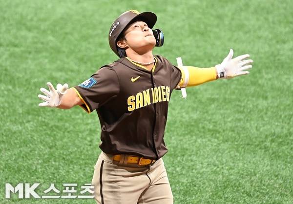 6회초 1사 1루 샌디에이고 김하성이 투런 홈런을 날린 후 그라운드를 돌고 있다. 사진(서울 고척)=천정환 기자