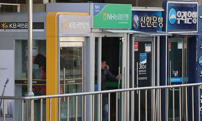 서울 시내 시중은행 ATM 기기를 이용하는 시민들의 모습. 뉴스1