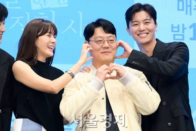배우 김하늘, 장승조와 이호 감독이 18일 오후 서울 구로구 더 세인트에서 진행된 KBS2 새 월화드라마 ‘멱살 한번 잡힙시다’(극본 배수영/연출 이호) 제작발표회에서 포즈를 취하고 있다. 김규빈 기자