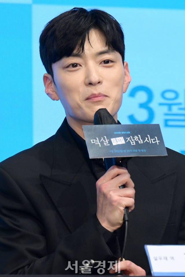 배우 장승조가 18일 오후 서울 구로구 더 세인트에서 진행된 KBS2 새 월화드라마 ‘멱살 한번 잡힙시다’(극본 배수영/연출 이호) 제작발표회에서 소감을 말하고 있다. 김규빈 기자