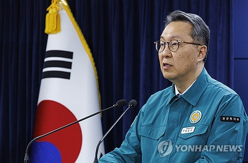 의대 증원을 두고 '의정 갈등'이 계속되고 있는 18일 오전 중앙재난안전대책본부 제1총괄조정관인 박민수 보건복지부 2차관이 중대본 브리핑을 하고 있다. 연합뉴스