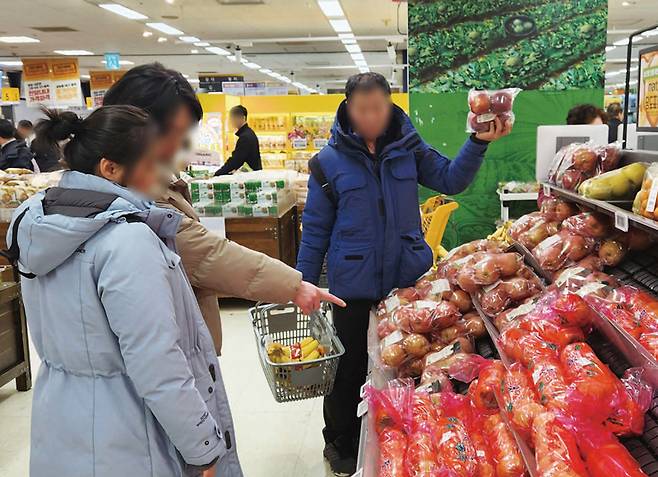 3월9일 오후 서울 용산의 한 대형마트 과일 코너에서 소비자들이 사과를 살펴보고 있다. ⓒ시사저널 오종탁