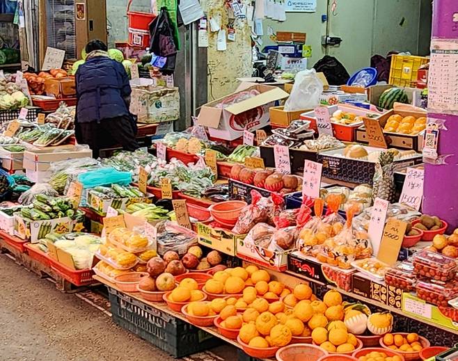 3월10일 오전 서울 광진구 한 전통시장의 청과물 가게가 한산한 가운데 상인이 상품을 정리하고 있다. ⓒ시사저널 오종탁