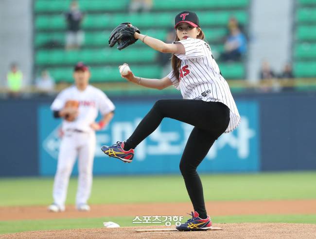 걸그룹 에이핑크 윤보미가 2018년 5월10일 서울 잠실야구장에서 열린 LG 트윈스와 롯데 자이언츠의 경기에서 시구를 하고 있다. 사진 스포츠경향DB