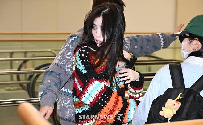 (인천공항=뉴스1) 권현진 기자 = 류준열과 열애중인 배우 한소희(29)가 18일 미국 하와이 여행을 마친 뒤 귀국하고 있다. (공동취재) 2024.3.18/뉴스1  Copyright (C) 뉴스1. All rights reserved. 무단 전재 및 재배포,  AI학습 이용 금지. /사진=(인천공항=뉴스1) 권현진 기자