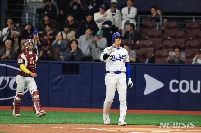 오타니 쇼헤이(오른쪽)가 17일 키움전에서 타석에 들어서고 있다. /사진=뉴시스