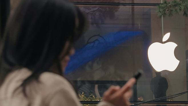 EU 집행위원회는 애플이 반독점법을 위반했다며 과징금을 부과했다.[사진=연합뉴스]