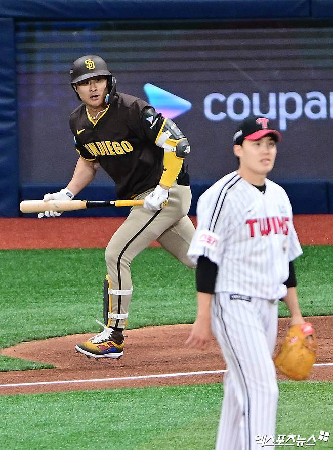 18일 서울 구로구 고척스카이돔에서 열린 메이저리그 월드투어 서울시리즈 2024 스페셜 매치 샌디에이고 파드리스와 LG 트윈스의 경기, 2회초 무사 2루 샌디에이고 김하성이 투런 홈런을 날리고 있다. 고척, 김한준 박지영 기자