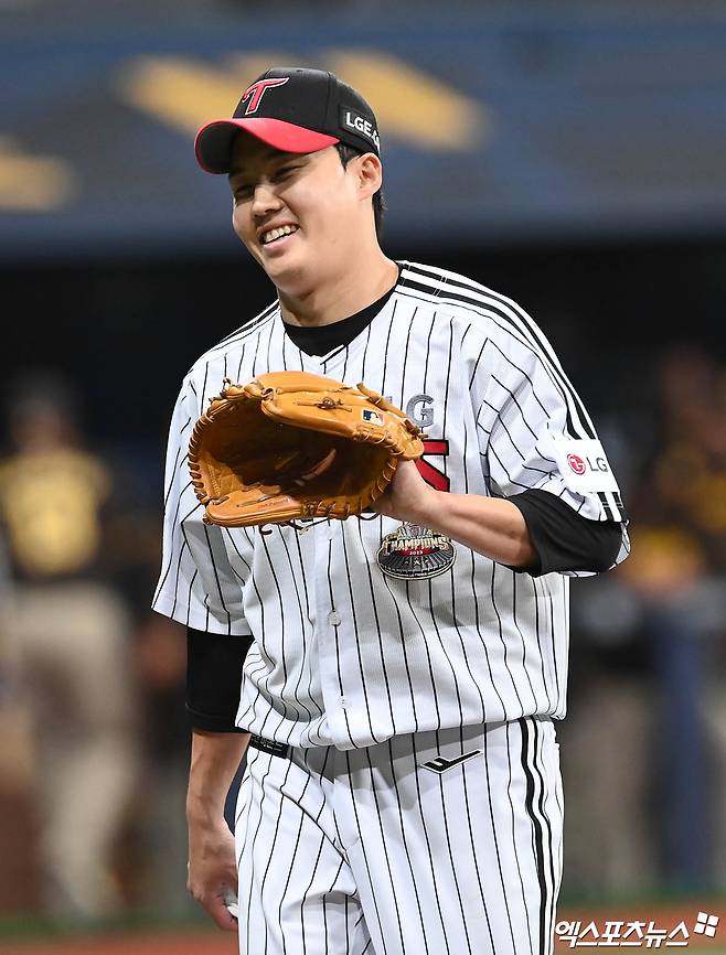 18일 서울 구로구 고척스카이돔에서 열린 메이저리그 월드투어 서울시리즈 2024 스페셜 매치 샌디에이고 파드리스와 LG 트윈스의 경기, 2회초 무사 2루 샌디에이고 김하성이 투런 홈런을 날리고 있다. 고척, 김한준 박지영 기자