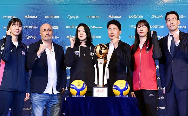 왼쪽부터 여자프로배구 흥국생명 이주아와 마르첼로 아본단자 감독, 현대건설 이다현과 강성형 감독, 정관장 정호영과 고희진 감독. KOVO 제공