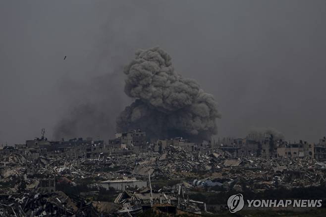 이스라엘군의 공습으로 검은 연기가 치솟는 가자지구 남부 [AP 연합뉴스 자료사진 재판매 및 DB 금지]