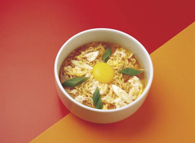 면역력이 약해진 암 환자가 라면 등 가공 식품을 먹어도 될까? 국가암정보센터에 따르면 암 환자도 치킨, 피자, 라면과 같은 음식을 먹어도 된다. 다만 이런 음식들은 소화가 어렵고 열량과 염분 함량이 높아 자주 먹지 않는 것이 좋다.[사진=클립아트코리아]