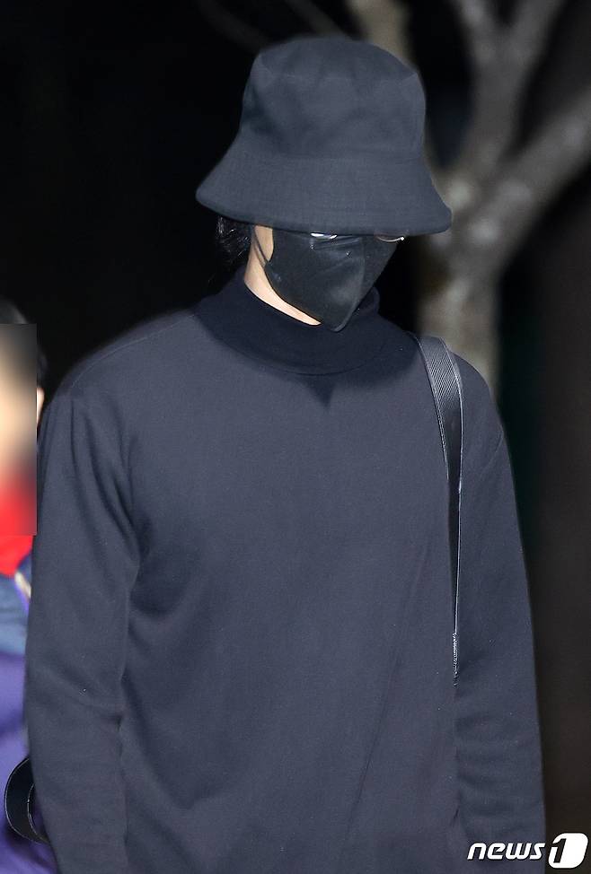 집단 성폭행 혐의로 실형에 처해졌던 가수 정준영(35)이 19일 오전 전남 목포교도소에서 형기를 마치고 출소하고 있다.  2024.3.19/뉴스1 ⓒ News1 김태성 기자