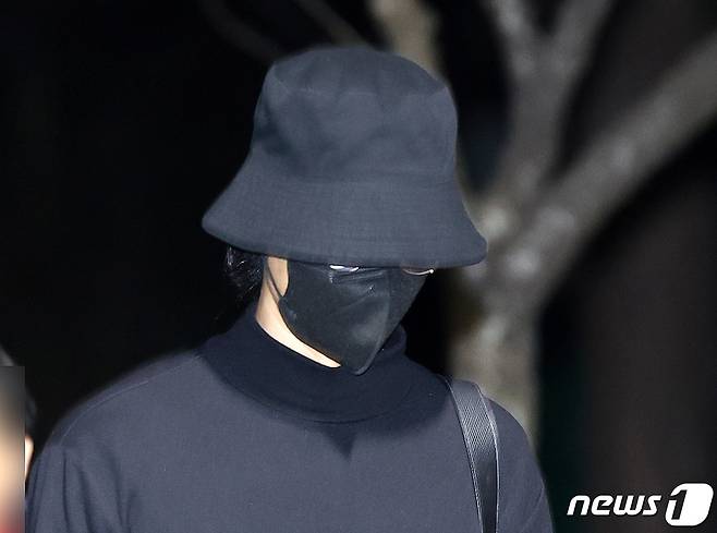 ``집단 성폭행 혐의로 실형에 처해졌던 가수 정준영(35)이 19일 오전 전남 목포교도소에서 형기를 마치고 출소하고 있다. 2024.3.19/뉴스1 ⓒ News1 김태성 기자