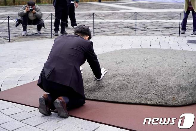 19일 오전 봉하마을을 방문해 절하는 박용진 더불어민주당 의원(페이스북 갈무리)