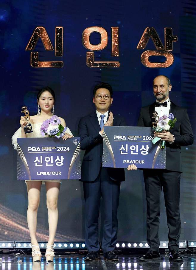 신인상을 수상한  한지은(왼쪽)과 사이그너(오른쪽)(PBA 제공)