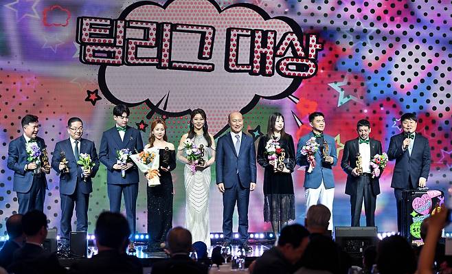 PBA 골든큐 시상식서 팀리그 대상을 받은 하나카드 선수들(PBA 제공)