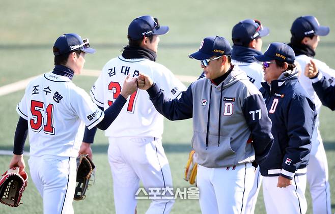 두산 이승엽 감독이 10일 이천 베어스파크에서 열린 2024 KBO리그 키움과 시범경기 승리 후 선수들을 격려하고 있다.  2024. 3. 10. 이천 | 최승섭기자 thunder@sportsseoul.com