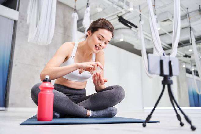 미국 연구진이 운동한 것과 같은 효과를 내는 알약을 개발했다. 운동 후 보충제를 섭취하고 있는 여성. 게티이미지뱅크