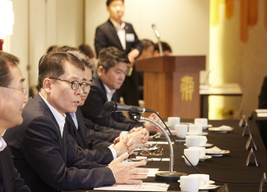 19일 서울 중구 은행연합회에서 개최된 애널리스트 간담회에서 김성태 IBK기업은행장이 참석자들과 대화하고 있다. 기업은행 제공.