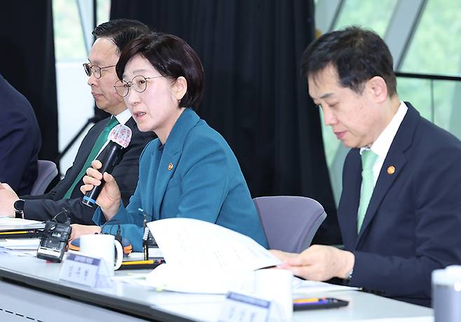 한화진 환경부 장관이 19일 오전 서울 마포구 서울에너지드림센터에서 열린 기후위기 대응을 위한 금융지원 간담회에서 모두 발언을 하고 있다. (ⓒ뉴스1, 무단 전재-재배포 금지)