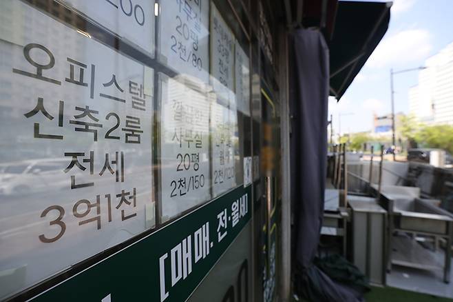 서울 시내의 한 공인중개사 사무소에 매물들이 게시돼 있다. (ⓒ뉴스1, 무단 전재-재배포 금지)