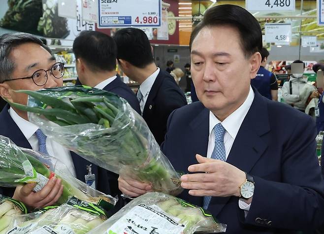 윤석열 대통령이 지난 18일 서울 서초구 농협 하나로마트 양재점을 찾아 대파값을 점검하고 있다. 대통령실통신사진기자단